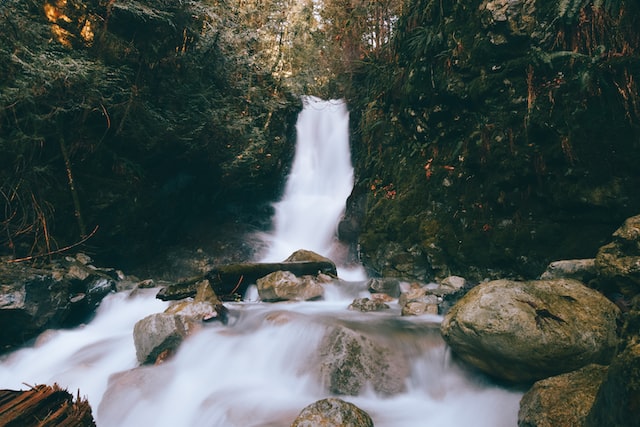 Wisata curug di Sukabumi.| Unsplash.com