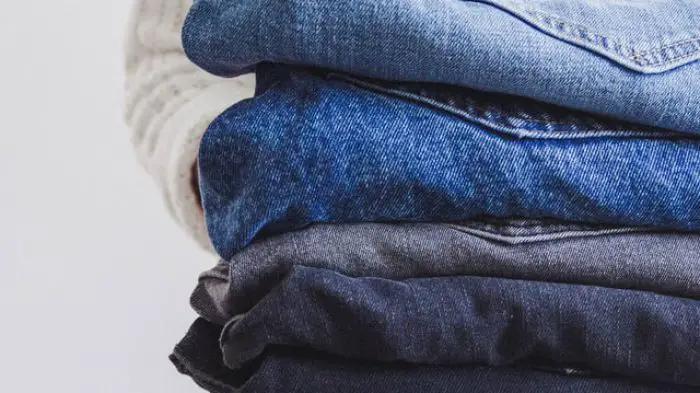 Cuci pakaian bahan jeans.|Unspalsh.com