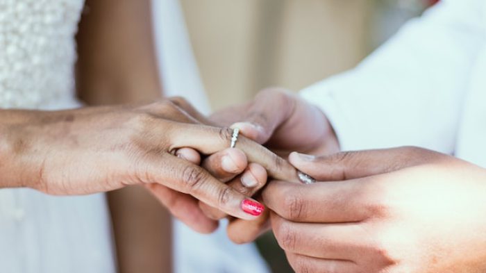 Undangan untuk resepsi pernikahan.| Unsplash.com