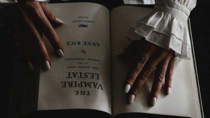 Isi dalam buku fiksi ditulis berdasarkan .| Unsplash.com