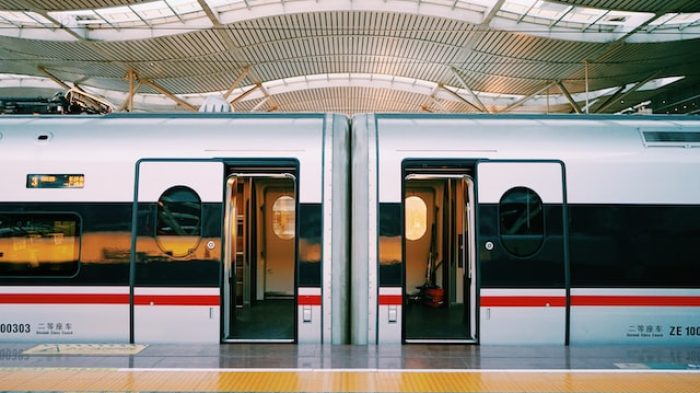 Manfaat naik KRL .| Unsplash.com