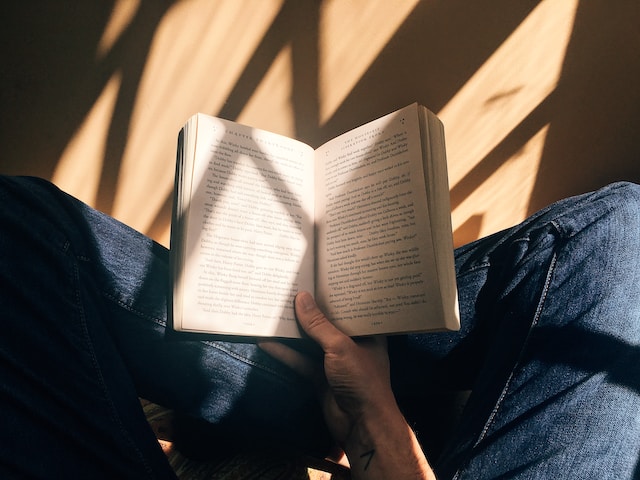Isi dalam buku fiksi ditulis berdasarkan .| Unsplash.com