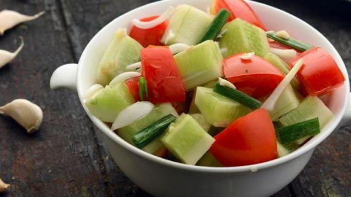 Cara Membuat Salad Sayur dengan Timun dan Daun Bawang