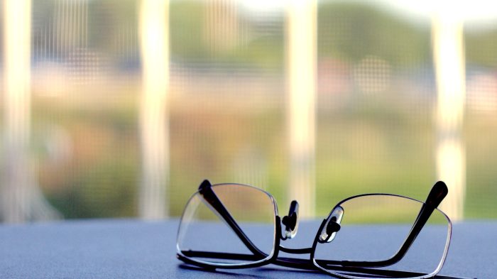 Harga Ganti Lensa Kacamata Sesuai Jenis, Bahan dan Merek