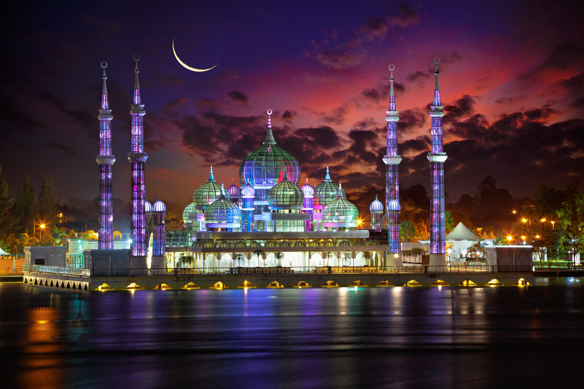 Masjid Kristal (Crystal Mosque), salah satu masjid indah di dunia