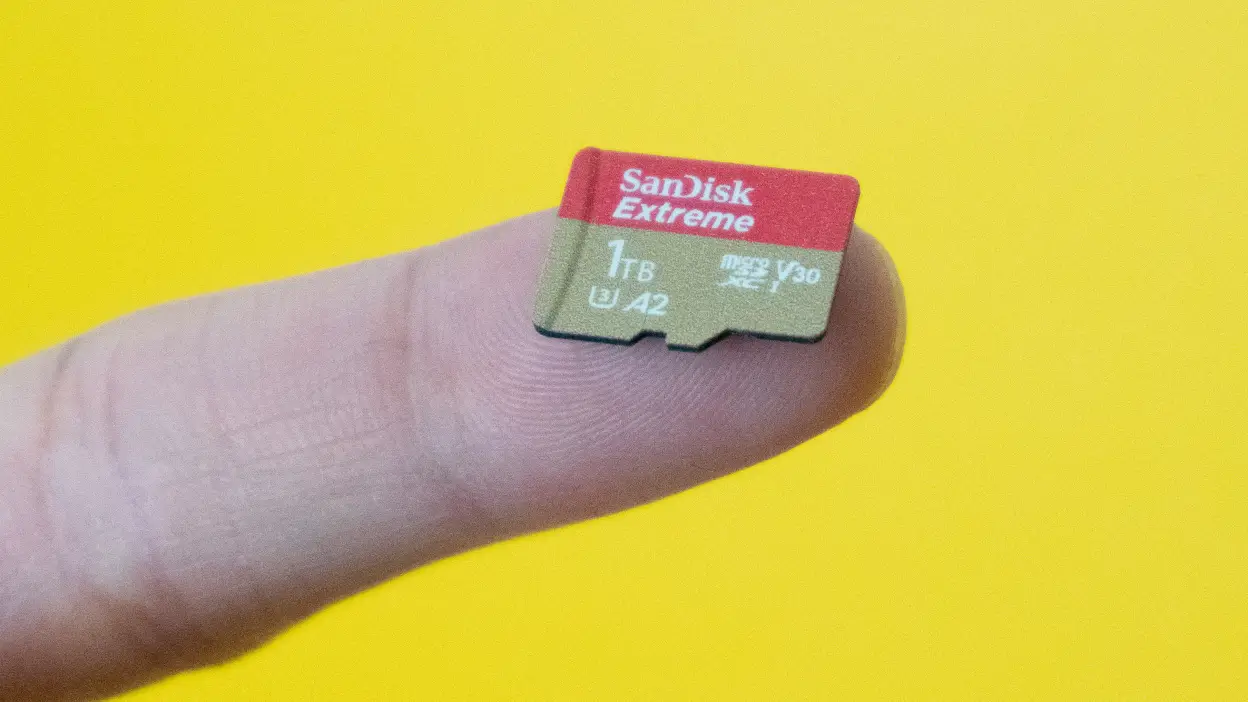 Pakai MicroSD Untuk Cara Mengosongkan Ruang Penyimpanan