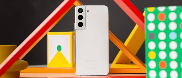 Smartphone Desain Compact Samsung Galaxy S22 5G