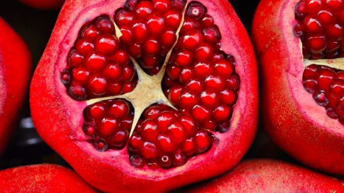 menggunakan buah delima
