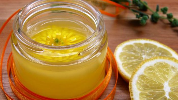 menggunakan minyak almond dan lemon