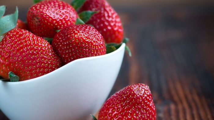 cara membuat bibir merah alami dengan menggunakan stroberi