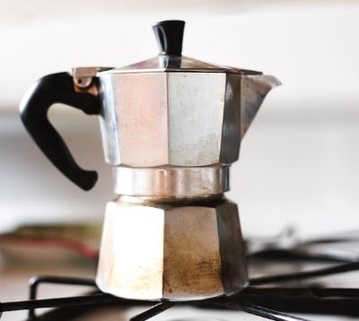 cara membuat kopi dengan moka pot