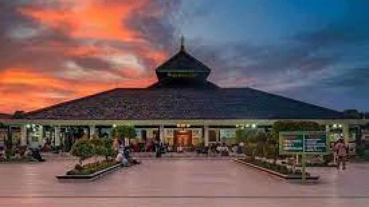masjid agung demak salah satu masjid Indonesia yang memiliki arsitektur menawan