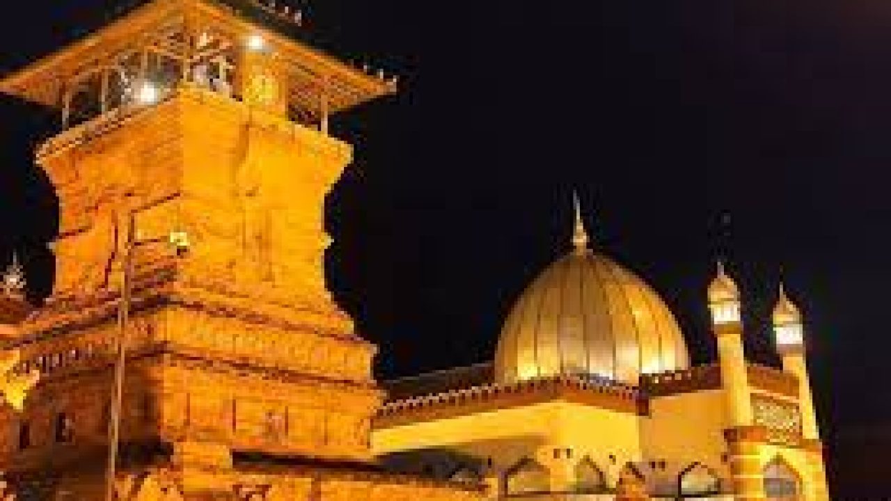 Masjid Menara Kudus salah satu masjid Indonesia yang memiliki arsitektur menawan