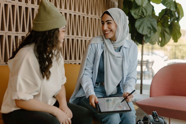 Foto dua orang wanita sedang tertawa dalam artikel Ingin Jadi Pengusaha? Ini 7 Cara Memulai Bisnis dari Nol. Hargabelanja.com