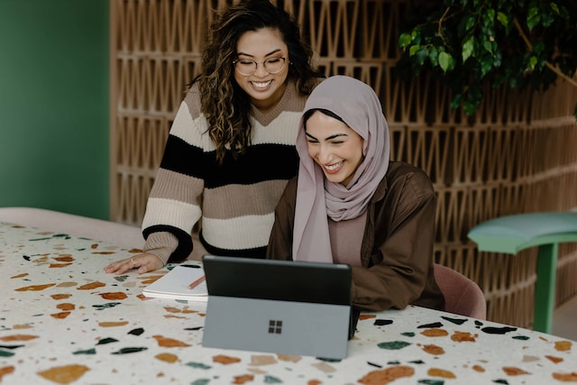 Foto dua orang wanita sedang melihat tablet dalam artikel Ingin Jadi Pengusaha? Ini 7 Cara Memulai Bisnis dari Nol. Hargabelanja.com